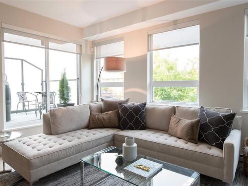 402-595 Pandora Ave, Victoria, BC - Indoor Photo Showing Living Room