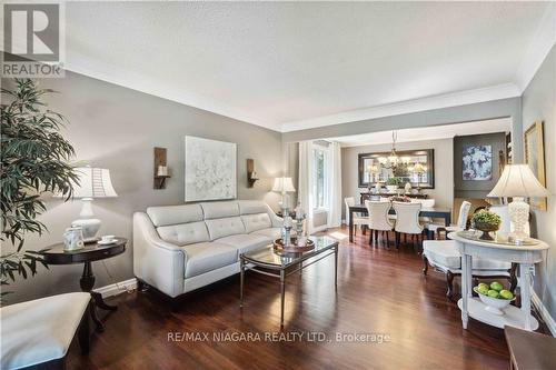 11 Brittany Court, St. Catharines, ON - Indoor Photo Showing Living Room