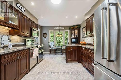 11 Brittany Court, St. Catharines, ON - Indoor Photo Showing Kitchen With Stainless Steel Kitchen With Double Sink