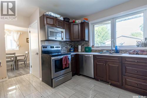 814 W Avenue N, Saskatoon, SK - Indoor Photo Showing Kitchen With Double Sink