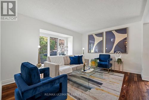 28 Saville Court, Markham, ON - Indoor Photo Showing Living Room