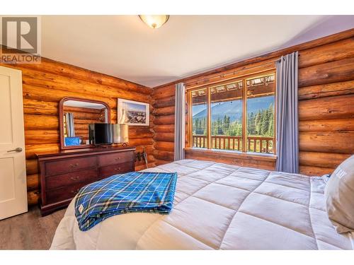 2346 Blaeberry Road, Golden, BC - Indoor Photo Showing Bedroom