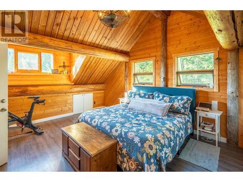 2346 Blaeberry Road, Golden, BC - Indoor Photo Showing Bedroom