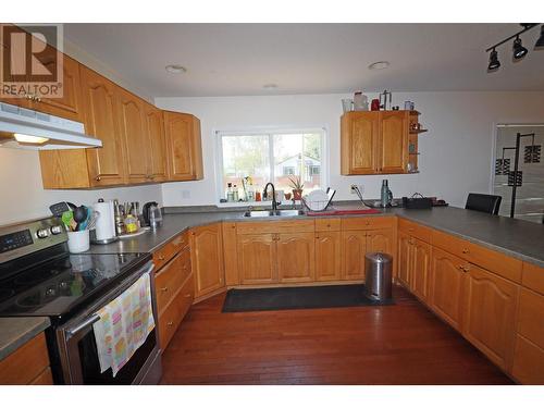 7330 18Th Street, Grand Forks, BC - Indoor Photo Showing Kitchen With Double Sink