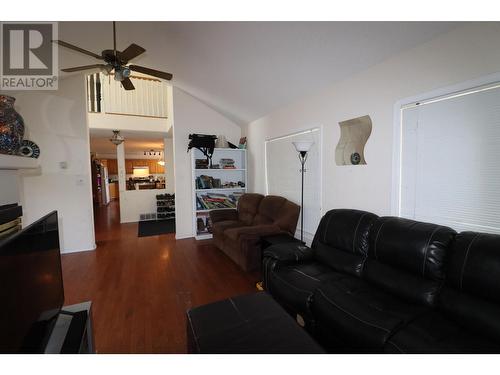 7330 18Th Street, Grand Forks, BC - Indoor Photo Showing Living Room