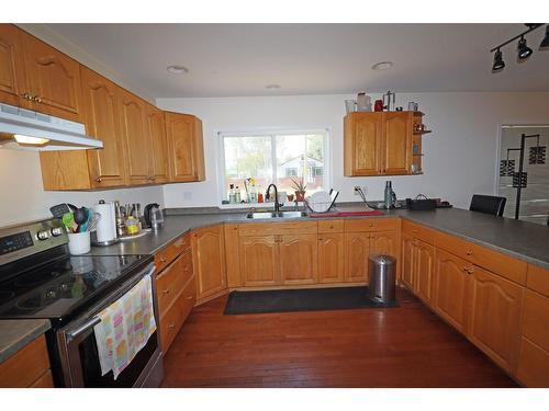 7330 18Th Street, Grand Forks, BC - Indoor Photo Showing Kitchen With Double Sink