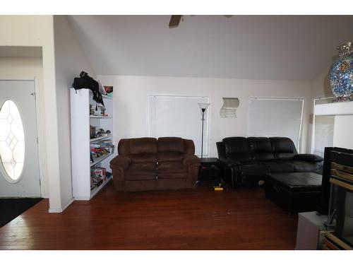 7330 18Th Street, Grand Forks, BC - Indoor Photo Showing Living Room