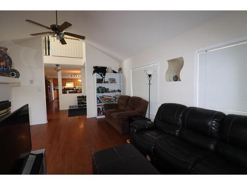 7330 18Th Street, Grand Forks, BC - Indoor Photo Showing Living Room