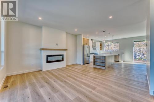 7760 Okanagan Landing Road Unit# 130, Vernon, BC - Indoor Photo Showing Living Room With Fireplace