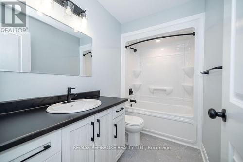 10 Durant Street, Petawawa (520 - Petawawa), ON - Indoor Photo Showing Bathroom