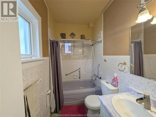 55 Grant Street, Chatham, ON - Indoor Photo Showing Bathroom