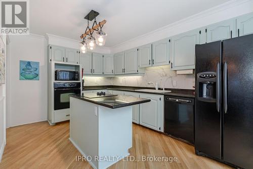 1117 Springhill Drive, Mississauga, ON - Indoor Photo Showing Kitchen