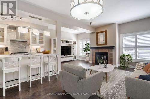 2444 Shadow Court, Oakville, ON - Indoor Photo Showing Kitchen With Upgraded Kitchen