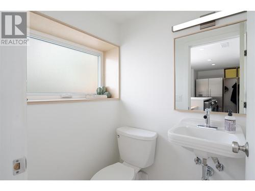 427 Sarsons Road, Kelowna, BC - Indoor Photo Showing Bathroom