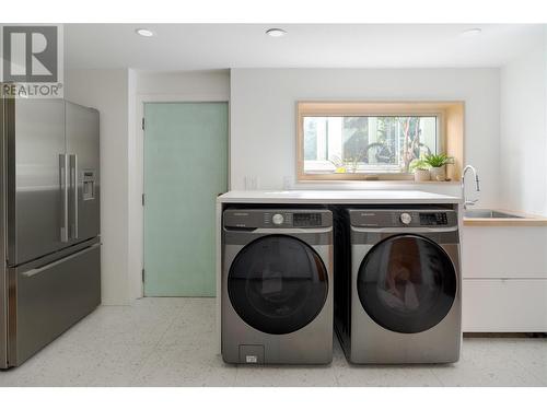 427 Sarsons Road, Kelowna, BC - Indoor Photo Showing Laundry Room