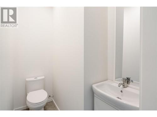 427 Sarsons Road, Kelowna, BC - Indoor Photo Showing Bathroom