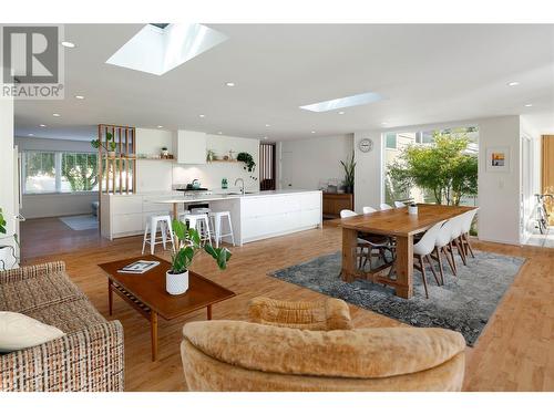 427 Sarsons Road, Kelowna, BC - Indoor Photo Showing Living Room