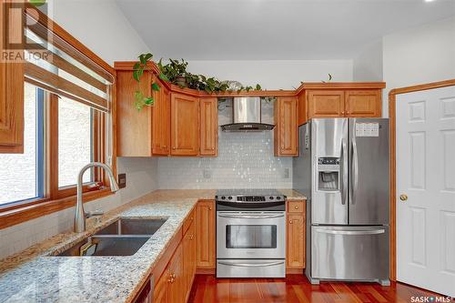 236 Eagle Place, Regina, SK - Indoor Photo Showing Kitchen With Double Sink With Upgraded Kitchen