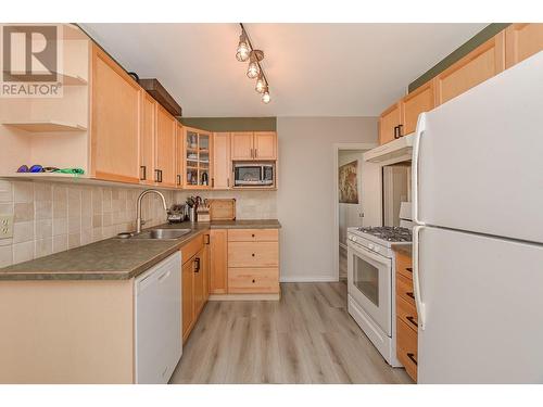 712 Hubert Avenue, Enderby, BC - Indoor Photo Showing Kitchen