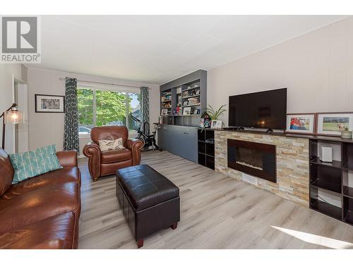 712 Hubert Avenue, Enderby, BC - Indoor Photo Showing Living Room