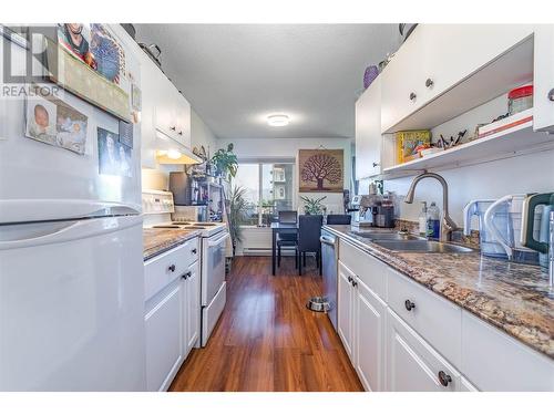 875 Badke Road Unit# 215, Kelowna, BC - Indoor Photo Showing Kitchen With Double Sink