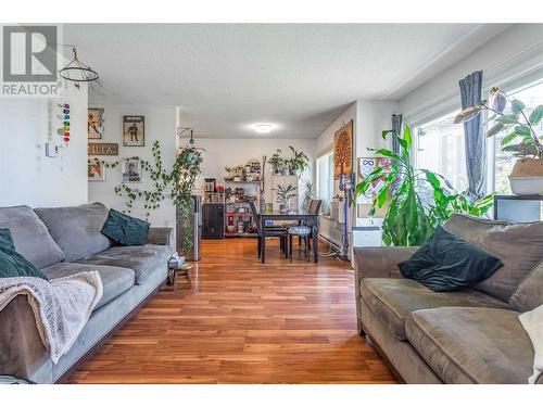 875 Badke Road Unit# 215, Kelowna, BC - Indoor Photo Showing Living Room