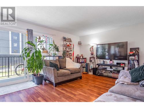 875 Badke Road Unit# 215, Kelowna, BC - Indoor Photo Showing Living Room