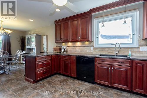 7 Porter Place W, St. Thomas, ON - Indoor Photo Showing Kitchen With Double Sink