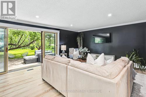 6278 Vancise Court, Clearview, ON - Indoor Photo Showing Living Room