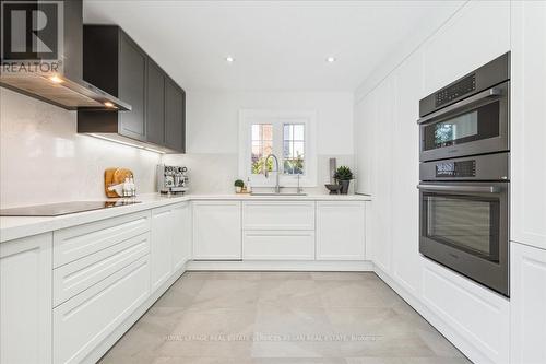 2072 Chippewa Trail, Mississauga, ON - Indoor Photo Showing Kitchen With Upgraded Kitchen