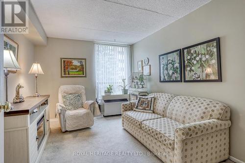 215 - 1525 Diefenbaker Court, Pickering (Town Centre), ON - Indoor Photo Showing Living Room