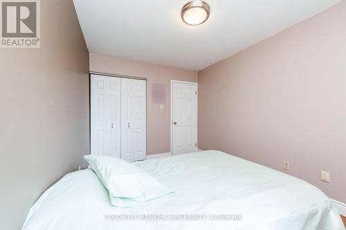 2483 Yarmouth Crescent, Oakville, ON - Indoor Photo Showing Bedroom