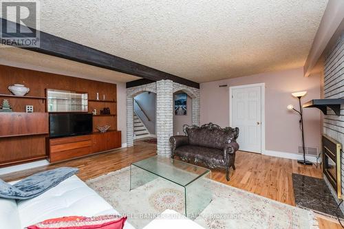 2483 Yarmouth Crescent, Oakville, ON - Indoor Photo Showing Living Room