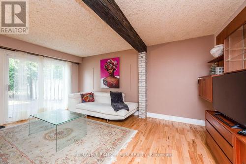 2483 Yarmouth Crescent, Oakville, ON - Indoor Photo Showing Living Room