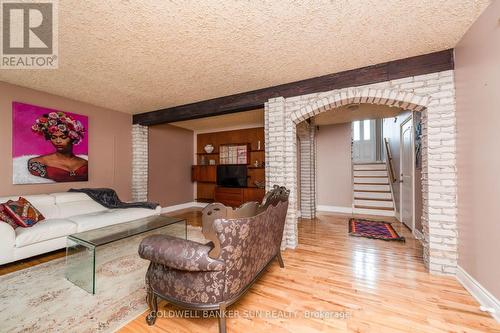 2483 Yarmouth Crescent, Oakville, ON - Indoor Photo Showing Living Room