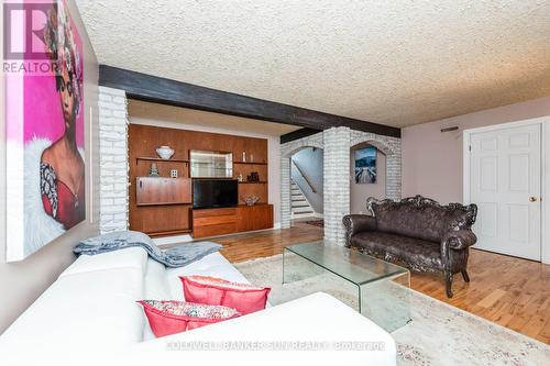 2483 Yarmouth Crescent, Oakville, ON - Indoor Photo Showing Living Room