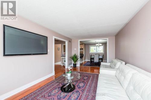 2483 Yarmouth Crescent, Oakville, ON - Indoor Photo Showing Living Room