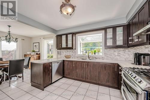 126 Howell Road, Oakville (River Oaks), ON - Indoor Photo Showing Kitchen With Upgraded Kitchen