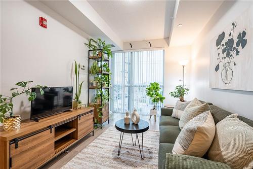 5230 Dundas Street Unit# A428, Burlington, ON - Indoor Photo Showing Living Room