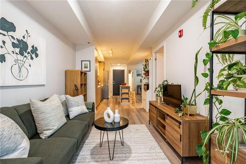 5230 Dundas Street Unit# A428, Burlington, ON - Indoor Photo Showing Living Room