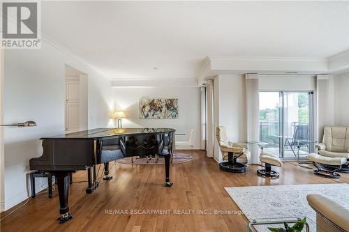 501 - 1000 Creekside Drive, Hamilton (Dundas), ON - Indoor Photo Showing Living Room