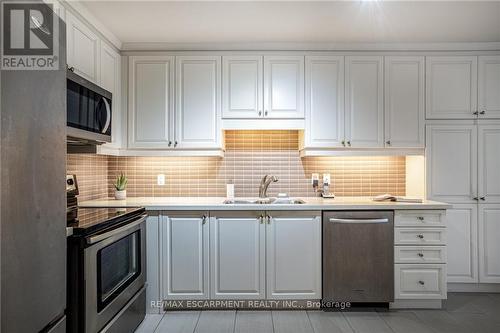 501 - 1000 Creekside Drive, Hamilton, ON - Indoor Photo Showing Kitchen With Double Sink With Upgraded Kitchen