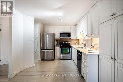 501 - 1000 Creekside Drive, Hamilton, ON - Indoor Photo Showing Kitchen