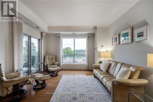 501 - 1000 Creekside Drive, Hamilton, ON - Indoor Photo Showing Living Room