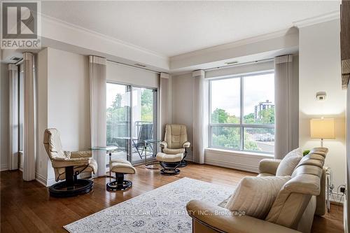 501 - 1000 Creekside Drive, Hamilton, ON - Indoor Photo Showing Living Room