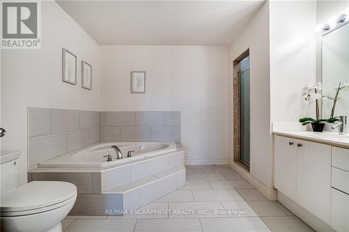 501 - 1000 Creekside Drive, Hamilton, ON - Indoor Photo Showing Bathroom