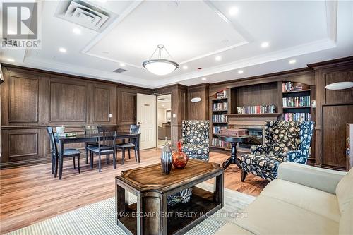 501 - 1000 Creekside Drive, Hamilton, ON - Indoor Photo Showing Living Room