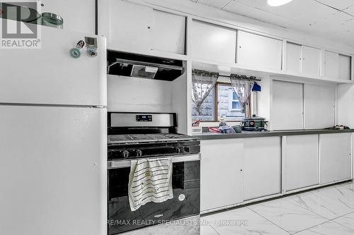 932 Hall Avenue W, Windsor, ON - Indoor Photo Showing Kitchen