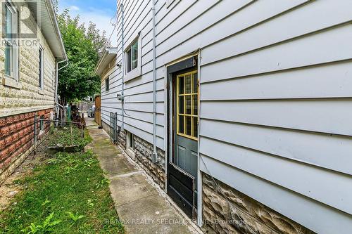 932 Hall Avenue W, Windsor, ON - Outdoor