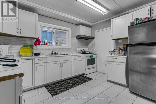 932 Hall Avenue W, Windsor, ON - Indoor Photo Showing Kitchen